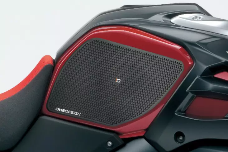 Puig Lateral Tank Pads Suzuki C/Black - Tankskydd - D261112 - 1